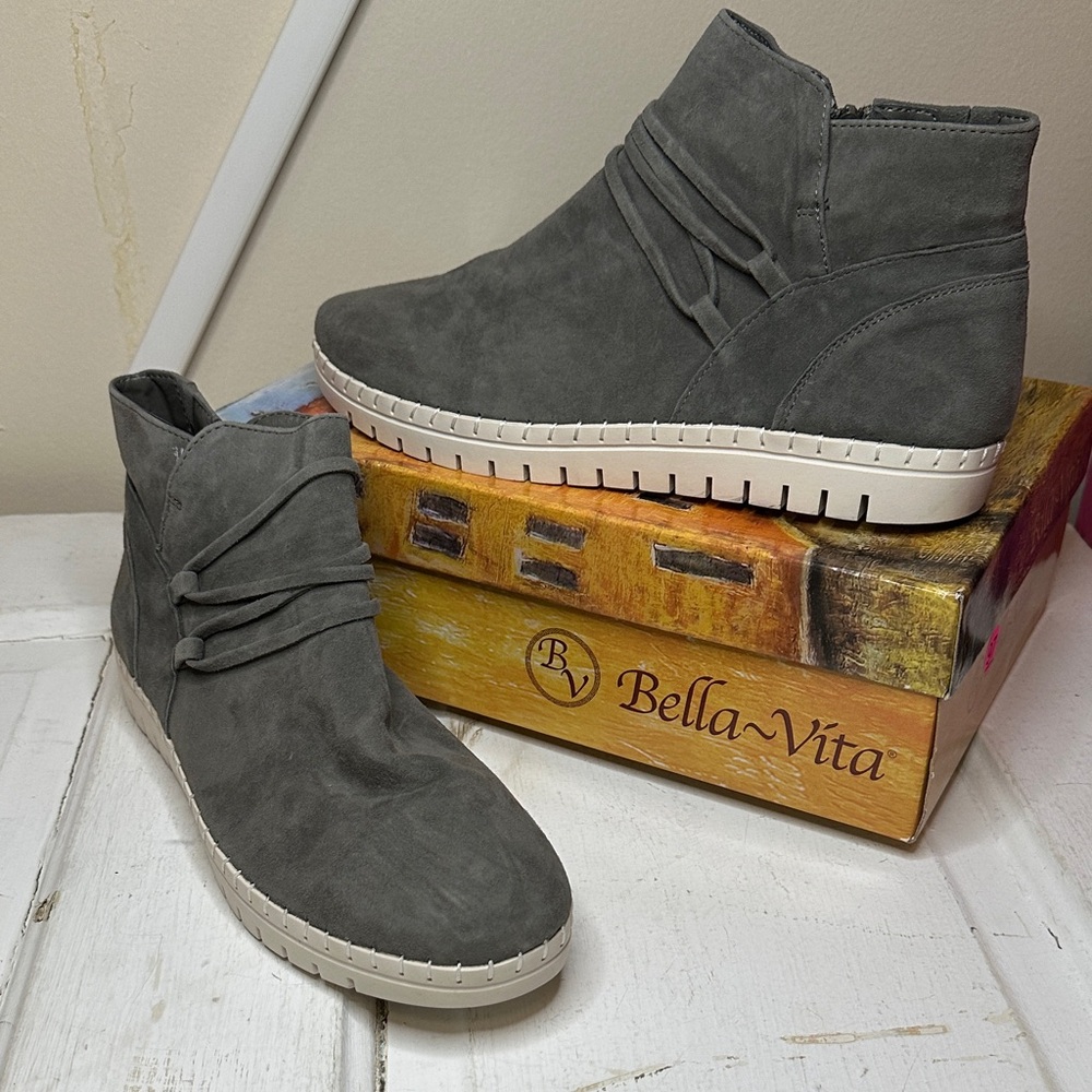 Bella Vita Leather Suede Ankle Booties 10WW